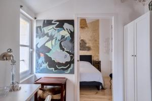 Ένα ή περισσότερα κρεβάτια σε δωμάτιο στο Elégant appartement tout confort avec climatisation dans le centre historique de ST Emilion