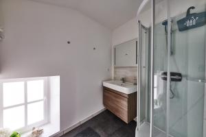 a bathroom with a glass shower and a sink at Elégant appartement tout confort avec climatisation dans le centre historique de ST Emilion in Saint-Émilion +9 photos