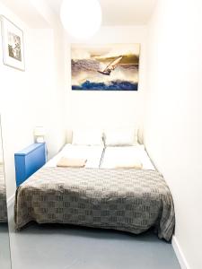 ソポトにあるSopockie Santoriniのベッドルーム1室(壁に絵が描かれたベッド1台付)