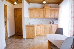 Kuchnia lub aneks kuchenny w obiekcie Willa u Bohuna Jacuzzi & Sauna