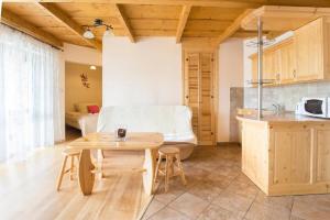 Kuchnia lub aneks kuchenny w obiekcie Willa u Bohuna Jacuzzi & Sauna