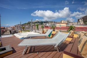balcón con 2 tumbonas en la azotea en B&B Nel Regno di Napoli, en Nápoles
