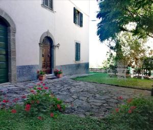 MontelateroneにあるVilla Gioiaの正面に花と扉が咲く建物