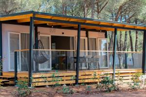 una casa con un porche cubierto en Lux camp - mobile homes in Bi village en Fažana