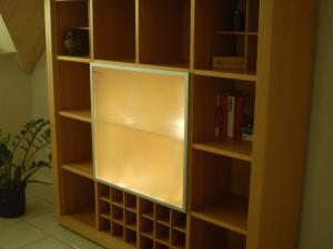 un estante de libros con estanterías vacías en una habitación en Ländlich ruhig 10 km vor Rostock, en Dummerstorf