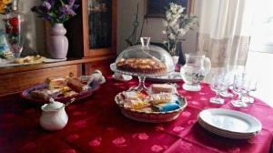 stół z dwoma koszami jedzenia na stole w obiekcie La Pervinca w mieście Alghero