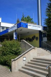 un edificio con scale di fronte a un edificio di SSC Sport+Seminarcenter Radevormwald a Radevormwald