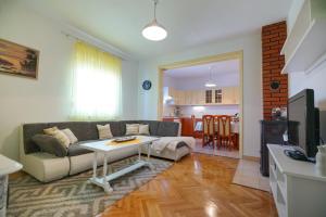 Televízia a/alebo spoločenská miestnosť v ubytovaní Apartment Jardin with free cowered parking