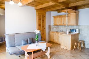 Kuchnia lub aneks kuchenny w obiekcie Willa u Bohuna Jacuzzi & Sauna