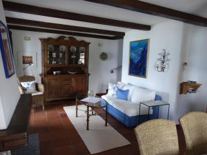ein Wohnzimmer mit einem Sofa und einem Tisch in der Unterkunft Brilago 6 in Brissago