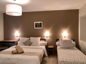 מיטה או מיטות בחדר ב-Auberge du Cezallier