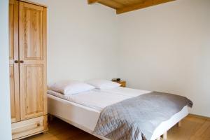 Łóżko lub łóżka w pokoju w obiekcie Willa u Bohuna Jacuzzi & Sauna