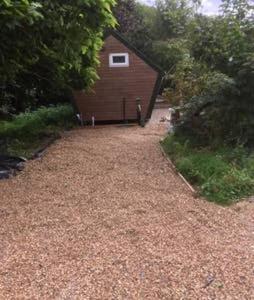 ヨービルにあるLodgeの建物付きガレージへ続く砂利道