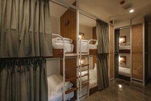 Zimmer mit mehreren Etagenbetten in der Unterkunft Hidden Garden Hostel in Chiang Mai
