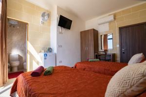 Tempat tidur dalam kamar di Sunset Seaview Accommodation