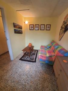 a living room with a couch and a table at Apartment zeus Lizzano in Veccialone