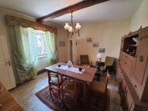 a dining room with a table and chairs in a room at Apartment zeus Lizzano in Veccialone