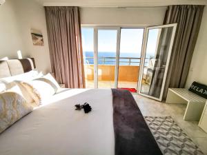 ポルティマンにあるApartment Jardins Gold Vista Marの海の景色を望むベッドルーム1室(大型ベッド1台付)
