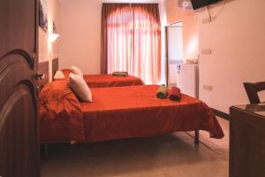 Tempat tidur dalam kamar di Sunset Seaview Accommodation