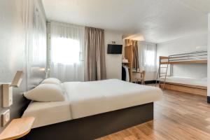 ナルボンヌにあるB&B HOTEL Narbonne 2のベッドルーム1室(ベッド1台、二段ベッド1組付)