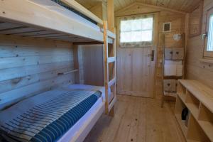 מיטה או מיטות קומותיים בחדר ב-Camp The sunrise hill
