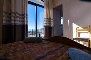 Tempat tidur dalam kamar di Sunset Seaview Accommodation