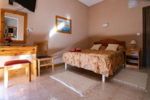 Tempat tidur dalam kamar di Sunset Seaview Accommodation