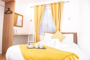 1 dormitorio con 1 cama grande con manta amarilla en The Retreat Guest House on Plymouth Hoe, en Plymouth