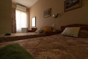 Tempat tidur dalam kamar di Sunset Seaview Accommodation