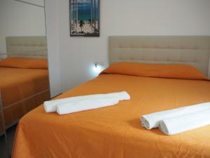 2 białe ręczniki na łóżku w pokoju w obiekcie CUPIDO Apartamento moderno en el centro de Blanes w Blanes
