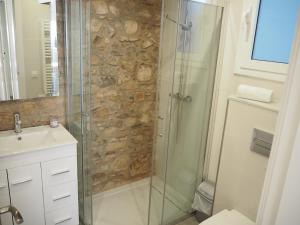 W łazience znajduje się szklana kabina prysznicowa i umywalka. w obiekcie CUPIDO Apartamento moderno en el centro de Blanes w Blanes