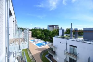 Bazén v ubytovaní Apartamenty NAVIGATOR PORT-NADMORSKIE TARASY Brilliant 613 alebo v jeho blízkosti