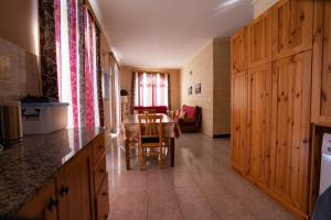 Dapur atau dapur kecil di Sunset Seaview Accommodation