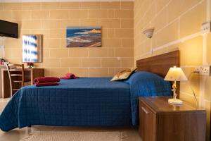 Tempat tidur dalam kamar di Sunset Seaview Accommodation