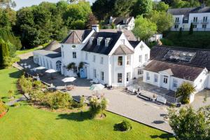 una vista aérea de una gran casa blanca en Innishannon House Hotel en Inishannon