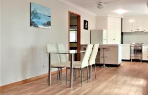 Dapur atau dapur kecil di Treetops Hideaway Albury +4 gambar