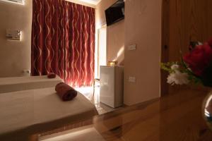 Tempat tidur dalam kamar di Sunset Seaview Accommodation