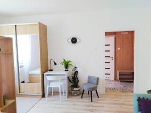 Habitación con mesa, silla y escritorio. en Apartament przy plaży, en Gdynia