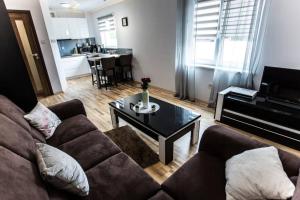 sala de estar con sofá, mesa y piano en Apartament u Miecia en Mielno