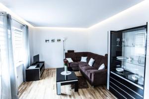 sala de estar con sofá y mesa en Apartament u Miecia en Mielno
