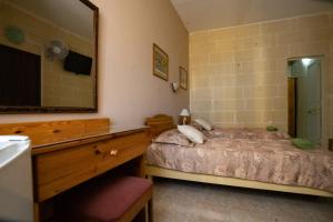 Tempat tidur dalam kamar di Sunset Seaview Accommodation