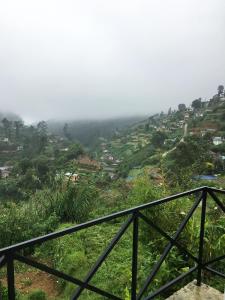 een uitzicht op een stad op een heuvel in de wolken bij Shiny Villa in Nuwara Eliya