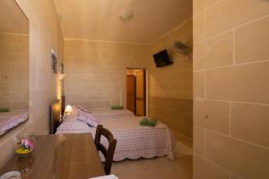 Tempat tidur dalam kamar di Sunset Seaview Accommodation