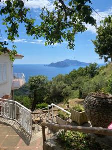 uma vista para o oceano a partir de uma casa em Acquamarina Accommodation em Massa Lubrense