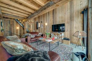 ヴァル・ディゼールにあるMadame Vacances Le Chalet Denaliのソファとテーブルのあるリビングルーム