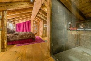ヴァル・ディゼールにあるMadame Vacances Le Chalet Denaliの部屋にベッドとシャワーがある寝室 +19枚の写真