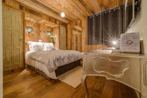 een slaapkamer met een bed, een raam en een tafel bij Madame Vacances Le Chalet Denali in Val dʼIsère