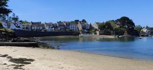 a view of a river with houses and a beach at La petite Escarpolette in Arzon