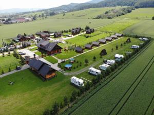 una vista aérea de una granja con vehículos estacionados en un campo en Camp PACHO en Prievidza