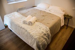 ein Schlafzimmer mit einem Bett mit Handtüchern darauf in der Unterkunft ALBIAPPART VIGAN centre ville in Albi